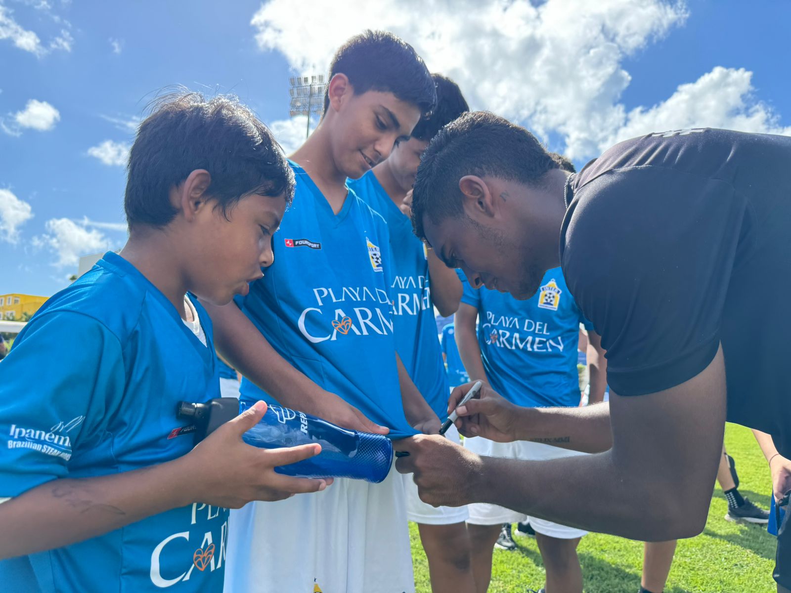 Jugadores del Inter Playa firman autógrafos y conviven con niños