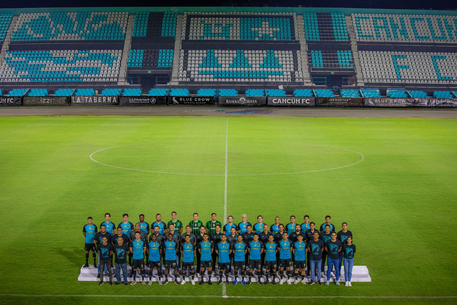 Cancún FC posa para la foto oficial en el estadio Andrés Quintana Roo