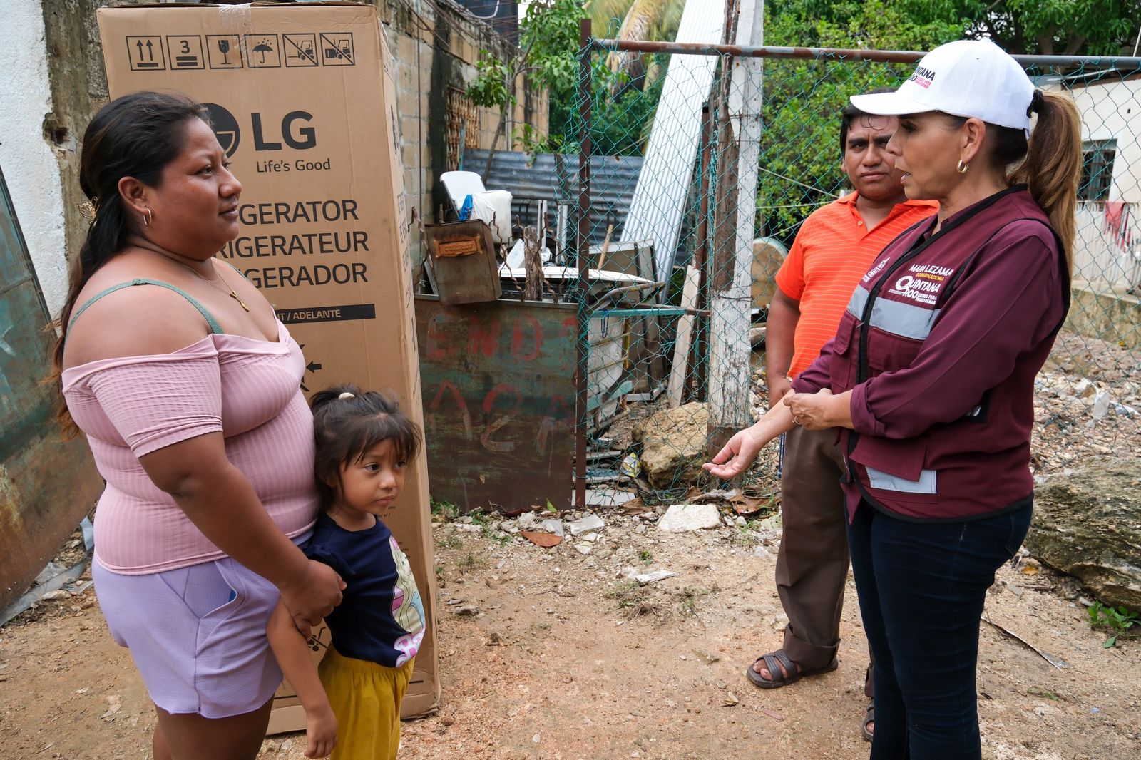 Entrega Mara Lezama apoyos a familias afectadas en Chetumal Cancún Mío