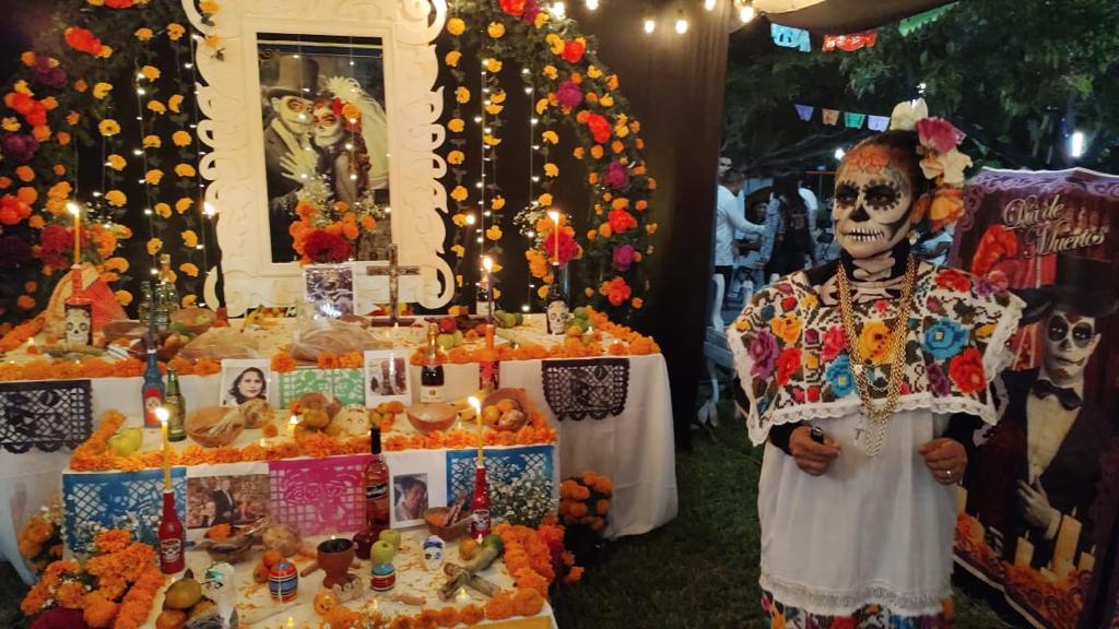 Celebran el día de Día de Muertos en la entrada de la Zona hotelera de