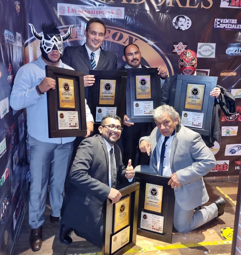 Halcón Lucha Libre reconoce a Amador Gutiérrez por promoción al deporte